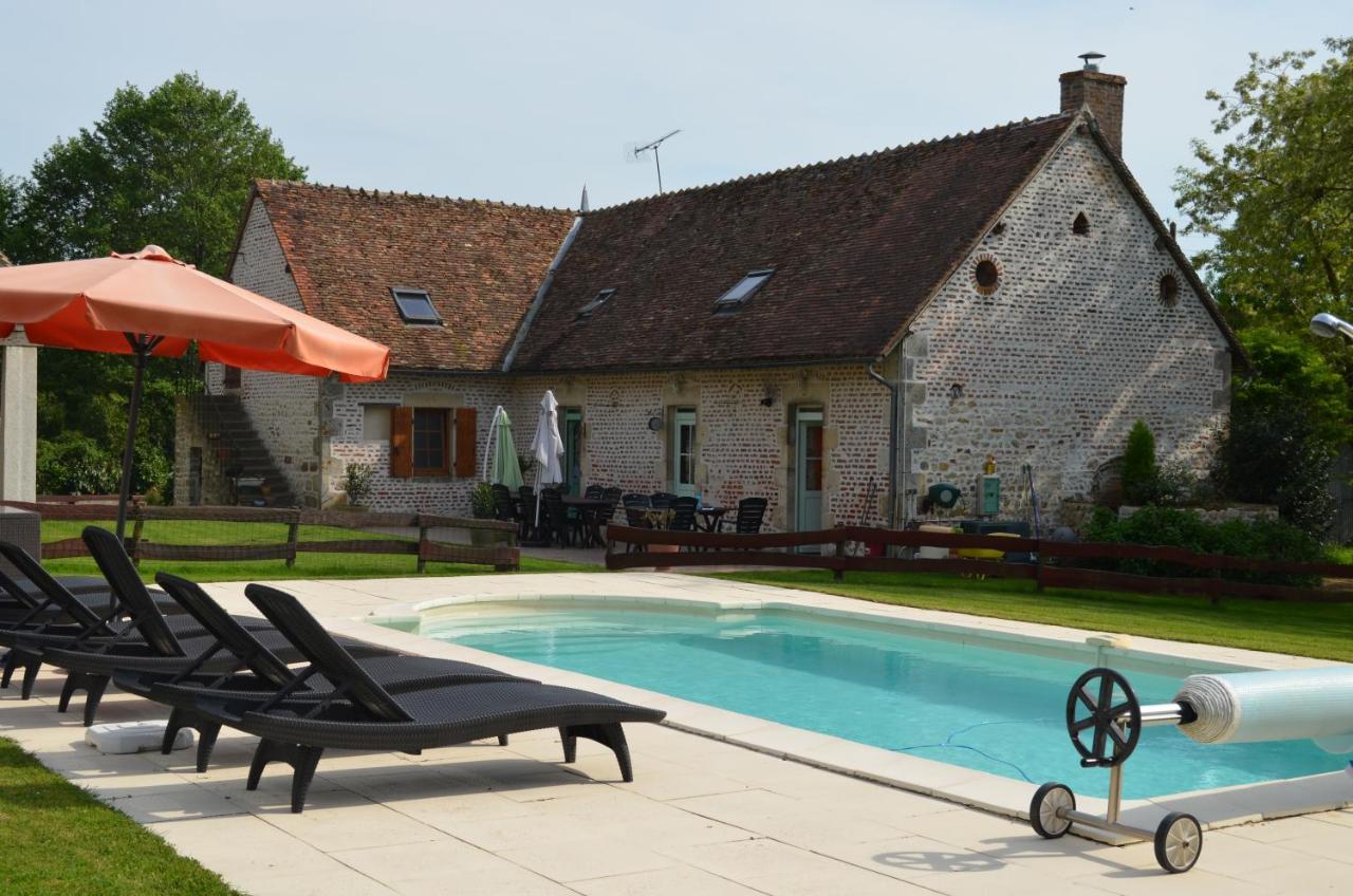 La Ferme Du Chateau Bed & Breakfast Tresnay Bagian luar foto