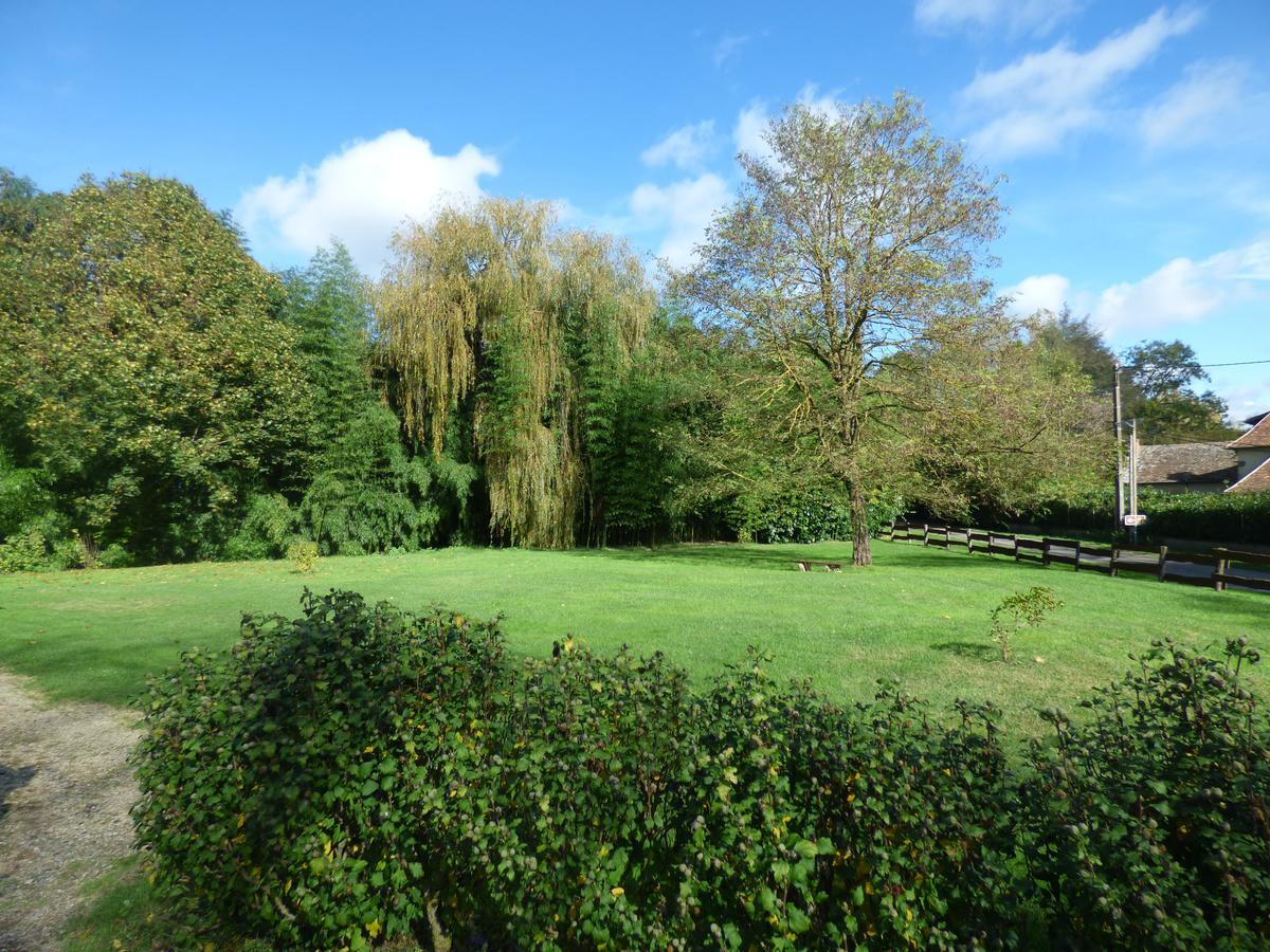 La Ferme Du Chateau Bed & Breakfast Tresnay Bagian luar foto